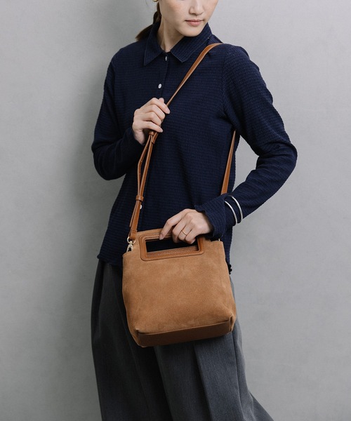 Beau're(ヴュレ)の「BEAURE くり手ハンドル スエード スクエア Bag(ショルダーバッグ・レディース・ネイビー/キャメル・FREE)」の6枚目の写真