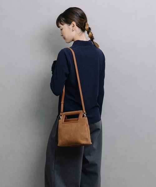 Beau're(ヴュレ)の「BEAURE くり手ハンドル スエード スクエア Bag(ショルダーバッグ・レディース・ネイビー/キャメル・FREE)」の7枚目の写真