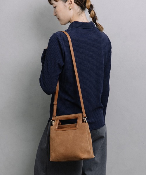 Beau're(ヴュレ)の「BEAURE くり手ハンドル スエード スクエア Bag(ショルダーバッグ・レディース・ネイビー/キャメル・FREE)」の8枚目の写真