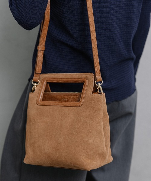 Beau're(ヴュレ)の「BEAURE くり手ハンドル スエード スクエア Bag(ショルダーバッグ・レディース・ネイビー/キャメル・FREE)」の9枚目の写真
