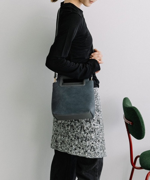 Beau're(ヴュレ)の「BEAURE くり手ハンドル スエード スクエア Bag(ショルダーバッグ・レディース・ネイビー/キャメル・FREE)」の10枚目の写真