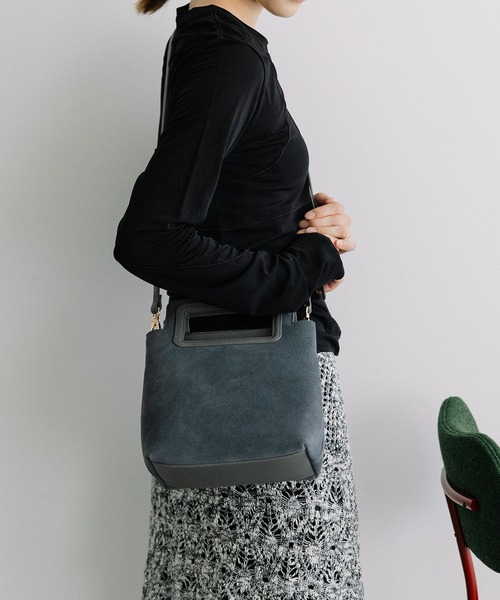 Beau're(ヴュレ)の「BEAURE くり手ハンドル スエード スクエア Bag(ショルダーバッグ・レディース・ネイビー/キャメル・FREE)」の11枚目の写真