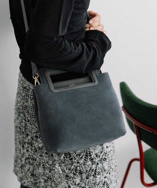 Beau're(ヴュレ)の「BEAURE くり手ハンドル スエード スクエア Bag(ショルダーバッグ・レディース・ネイビー/キャメル・FREE)」の12枚目の写真