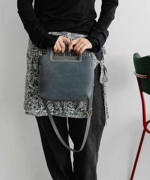 Beau're(ヴュレ)の「BEAURE くり手ハンドル スエード スクエア Bag(ショルダーバッグ・レディース・ネイビー/キャメル・FREE)」の13枚目の写真