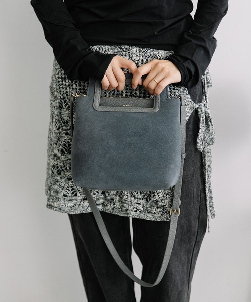 Beau're(ヴュレ)の「BEAURE くり手ハンドル スエード スクエア Bag(ショルダーバッグ・レディース・ネイビー/キャメル・FREE)」の14枚目の写真