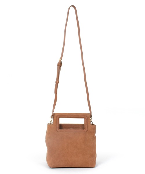 Beau're(ヴュレ)の「BEAURE くり手ハンドル スエード スクエア Bag(ショルダーバッグ・レディース・ネイビー/キャメル・FREE)」の18枚目の写真