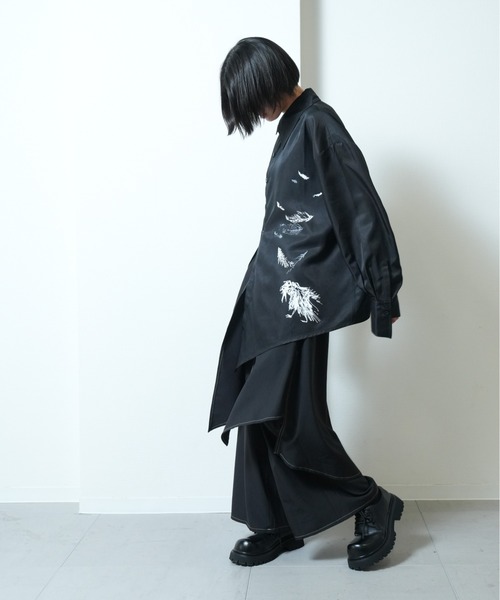 Ruze(ルゼ)の「Asymmetry crow printed shirt / アシンメトリー クロウプリント シャツ(シャツ/ブラウス・メンズ・ブラック・FREE)」の3枚目の写真