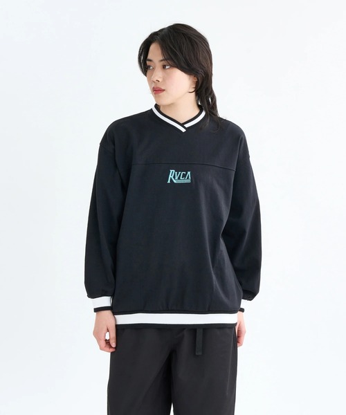 RVCA(ルーカ)の「RVCA レディース HILLS V-NECK SWEAT S トレーナー 【2025年秋冬モデル】/ルーカロゴワンポイントVネックスウェットトレーナー(スウェット・レディース・ブラック/ホワイト・MEDIUM)」の2枚目の写真
