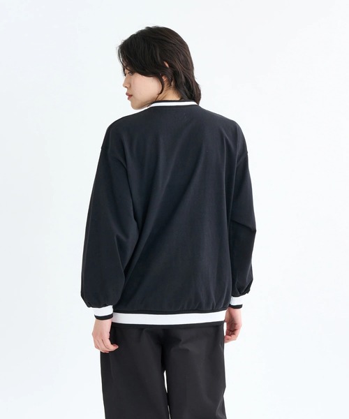 RVCA(ルーカ)の「RVCA レディース HILLS V-NECK SWEAT S トレーナー 【2025年秋冬モデル】/ルーカロゴワンポイントVネックスウェットトレーナー(スウェット・レディース・ブラック/ホワイト・MEDIUM)」の5枚目の写真