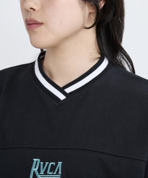RVCA(ルーカ)の「RVCA レディース HILLS V-NECK SWEAT S トレーナー 【2025年秋冬モデル】/ルーカロゴワンポイントVネックスウェットトレーナー(スウェット・レディース・ブラック/ホワイト・MEDIUM)」の6枚目の写真