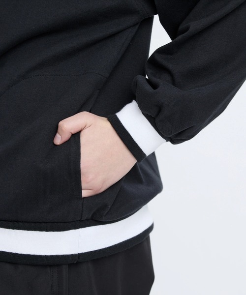 RVCA(ルーカ)の「RVCA レディース HILLS V-NECK SWEAT S トレーナー 【2025年秋冬モデル】/ルーカロゴワンポイントVネックスウェットトレーナー(スウェット・レディース・ブラック/ホワイト・MEDIUM)」の9枚目の写真