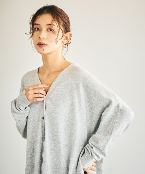 studio CLIP（スタディオクリップ）の「12ゲージウールミックスVネックニットカーディガン（カーディガン/ボレロ・レディース・ネイビー/キャメル/ライトグレー/グリーン・FREE）」の5枚目の写真