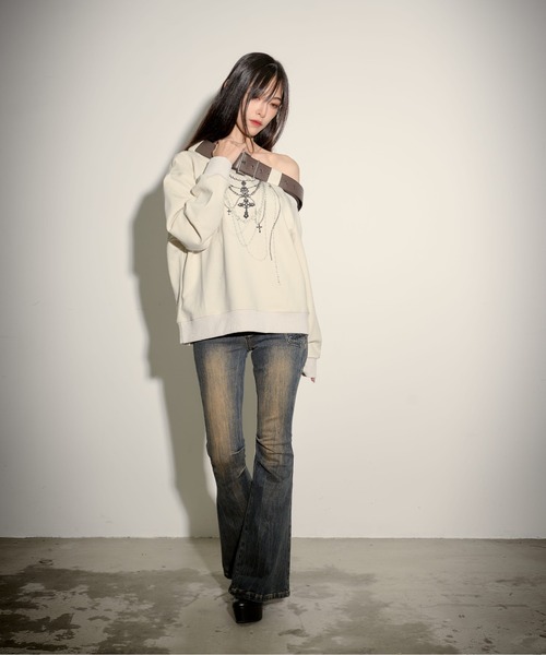 .KOM（ドットコム）の「『.KOM/ドットケーオーエム』ベルトショルダープリントスウェット【Z】（スウェット・レディース・ベージュ・FREE）」の2枚目の写真