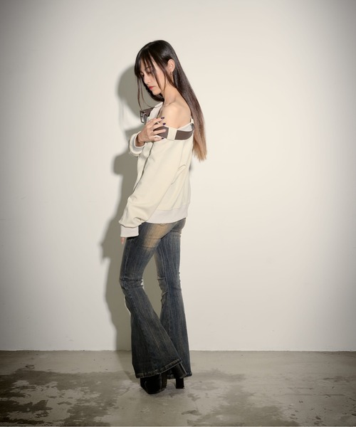 .KOM（ドットコム）の「『.KOM/ドットケーオーエム』ベルトショルダープリントスウェット【Z】（スウェット・レディース・ベージュ・FREE）」の3枚目の写真