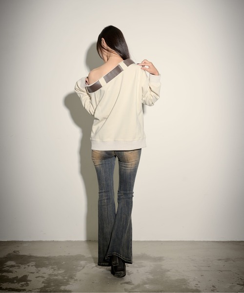 .KOM（ドットコム）の「『.KOM/ドットケーオーエム』ベルトショルダープリントスウェット【Z】（スウェット・レディース・ベージュ・FREE）」の4枚目の写真