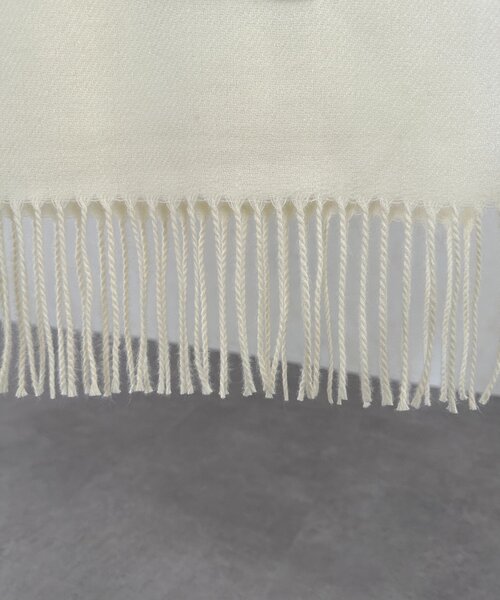 Thevon（ゼボン）の「ソフトタッチカラーストール（マフラー・レディース・ブラウン/ボルドー/イエロー/オフホワイト・FREE）」の9枚目の写真