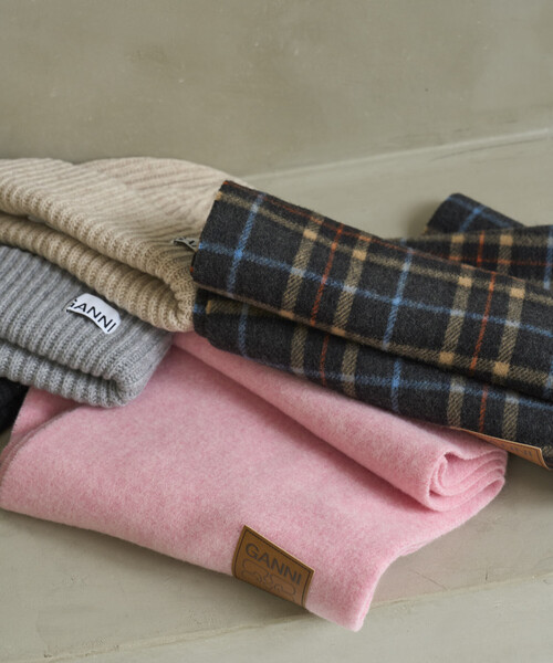GANNI（ガニー）の「GANNI/ガニー Double Face Wool Check Scarf / A6933 / マフラー（マフラー・レディース・チャコールグレー/イエロー・ONE SIZE）」の4枚目の写真