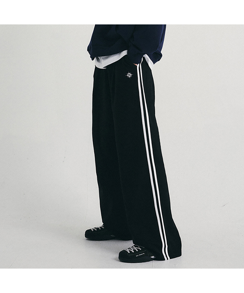 GAKKAI UNIONS(ガッカイユニオンズ)の「ワンタックツーラインワイドスウェットパンツブラック(スウェットパンツ・レディース・その他・SMALL/MEDIUM/LARGE/X-LARGE)」の1枚目の写真