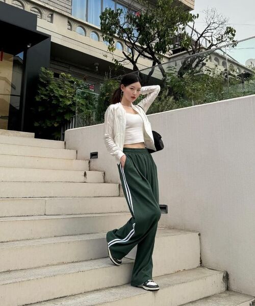 GAKKAI UNIONS(ガッカイユニオンズ)の「ワンタックツーラインワイドスウェットパンツブラック(スウェットパンツ・レディース・その他・SMALL/MEDIUM/LARGE/X-LARGE)」の11枚目の写真