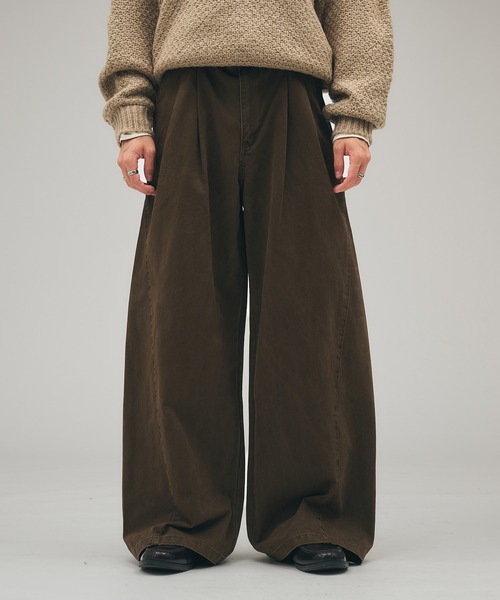 Adoon plain(アドーンプレーン)の「Brushed Curve Wide Chino Trousers / ウォッシュド微起毛2タックワイドチノパンツ(チノパンツ・メンズ・ブラウン/ブラック/カーキ・SMALL/LARGE/MEDIUM)」の3枚目の写真
