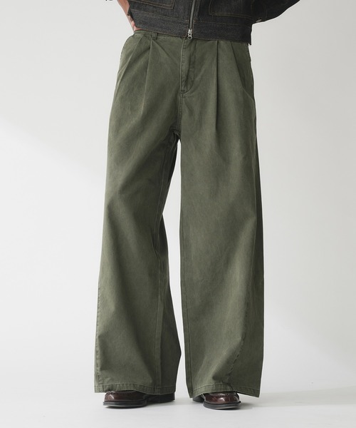 Adoon plain(アドーンプレーン)の「Brushed Curve Wide Chino Trousers / ウォッシュド微起毛2タックワイドチノパンツ(チノパンツ・メンズ・ブラウン/ブラック/カーキ・SMALL/LARGE/MEDIUM)」の1枚目の写真