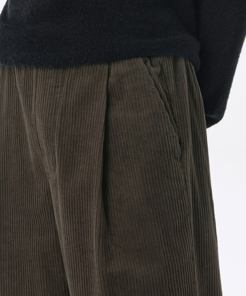 MUSINSA STANDARD（ムシンサスタンダード）の「ワンタックワイドコーデュロイバンディングパンツ [ダスティカーキ]（その他パンツ・メンズ・その他・40/38/42/36/34/32/30/26/28）」の4枚目の写真