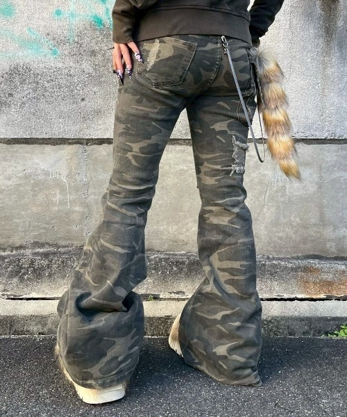 Never mind the XU（ネバーマインドザエックスユー）の「【Never mind the XU】camouflage flare pants / 【ネバーマインド ザ エックスユー】カモフラージュフレアパンツ <着用動画あり>（デニムパンツ・メンズ・グリーン系カモフラージュ・S/M）」の6枚目の写真