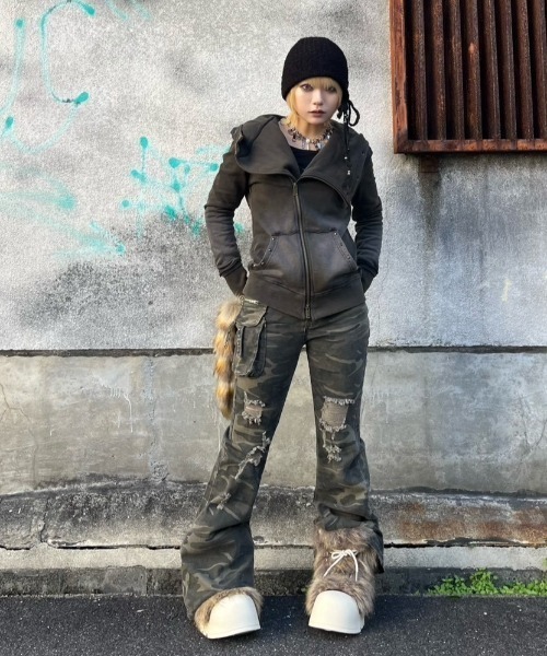 Never mind the XU（ネバーマインドザエックスユー）の「【Never mind the XU】camouflage flare pants / 【ネバーマインド ザ エックスユー】カモフラージュフレアパンツ <着用動画あり>（デニムパンツ・メンズ・グリーン系カモフラージュ・S/M）」の3枚目の写真