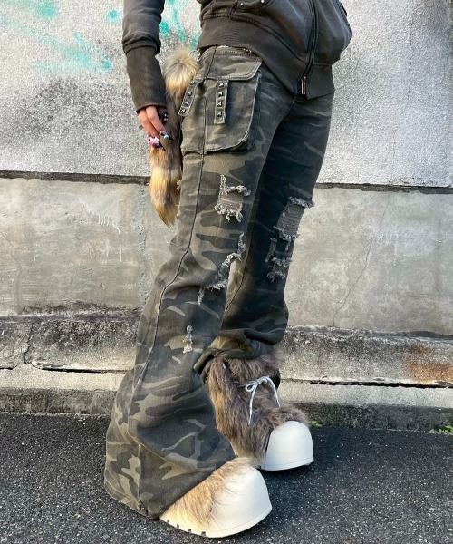 Never mind the XU（ネバーマインドザエックスユー）の「【Never mind the XU】camouflage flare pants / 【ネバーマインド ザ エックスユー】カモフラージュフレアパンツ <着用動画あり>（デニムパンツ・メンズ・グリーン系カモフラージュ・S/M）」の5枚目の写真