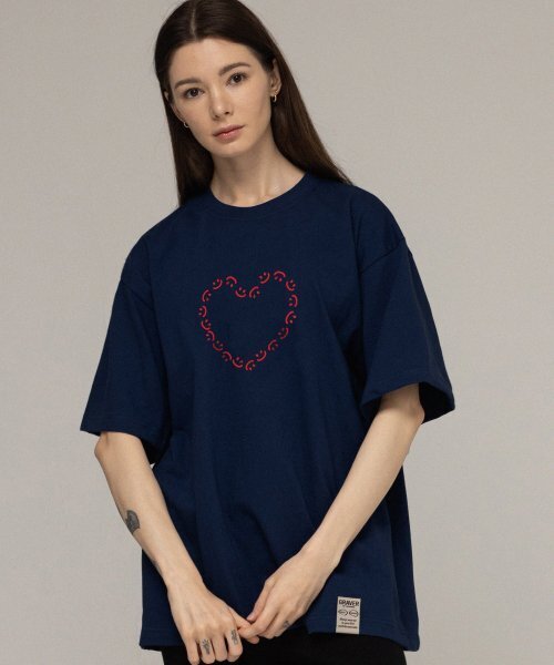 GRAVER（グレーバー）の「[ユニセックス]ハートドローイングスマイル半袖Tシャツ_ネイビー（Tシャツ/カットソー・レディース・ネイビー・X-LARGE/SMALL/LARGE/MEDIUM）」の2枚目の写真