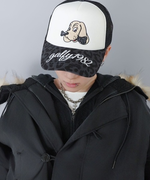 SPINNS（スピンズ）の「【GALFY/ガルフィー】メッシュロゴキャップ/レオパード・ダルメシアン柄/ヒョウ柄/刺繍/ユニセックス（キャップ・メンズ・ホワイト×レッド/ブラック×レッド・ONESIZE）」の2枚目の写真