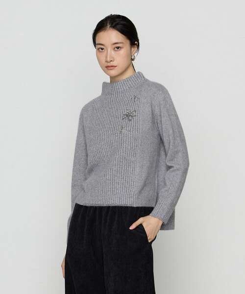 Gabardine K.T（ギャバジンケーティー）の「〔 +サイズ 〕 ラクーン×アンゴラブレンドヤーン パーティーニット・ボトルネックセーター（ニット/セーター・レディース・オフホワイト/グレー・13号）」の2枚目の写真