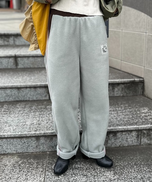 mi via loca（ミヴィアロカ）の「配色フリースボア バレルレッグカーブパンツ（スウェットパンツ・レディース・ベージュ/グレー・FREE）」の2枚目の写真