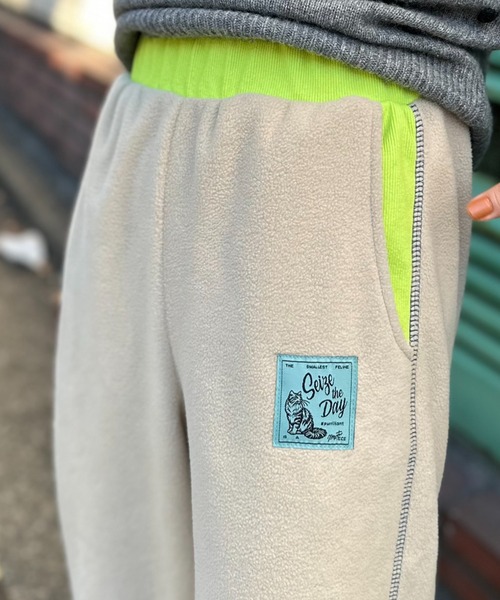 mi via loca（ミヴィアロカ）の「配色フリースボア バレルレッグカーブパンツ（スウェットパンツ・レディース・ベージュ/グレー・FREE）」の6枚目の写真