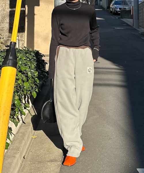 mi via loca（ミヴィアロカ）の「配色フリースボア バレルレッグカーブパンツ（スウェットパンツ・レディース・ベージュ/グレー・FREE）」の20枚目の写真