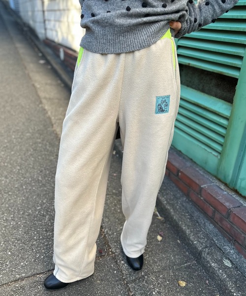 mi via loca（ミヴィアロカ）の「配色フリースボア バレルレッグカーブパンツ（スウェットパンツ・レディース・ベージュ/グレー・FREE）」の3枚目の写真