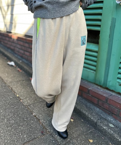 mi via loca（ミヴィアロカ）の「配色フリースボア バレルレッグカーブパンツ（スウェットパンツ・レディース・ベージュ/グレー・FREE）」の4枚目の写真