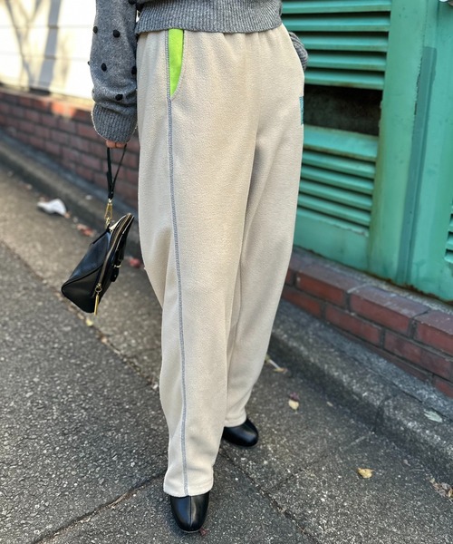 mi via loca（ミヴィアロカ）の「配色フリースボア バレルレッグカーブパンツ（スウェットパンツ・レディース・ベージュ/グレー・FREE）」の7枚目の写真