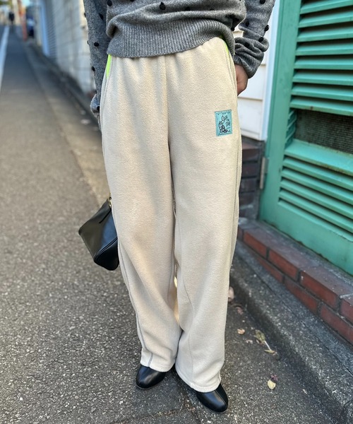 mi via loca（ミヴィアロカ）の「配色フリースボア バレルレッグカーブパンツ（スウェットパンツ・レディース・ベージュ/グレー・FREE）」の8枚目の写真