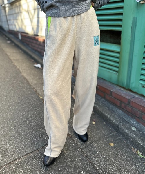 mi via loca（ミヴィアロカ）の「配色フリースボア バレルレッグカーブパンツ（スウェットパンツ・レディース・ベージュ/グレー・FREE）」の9枚目の写真