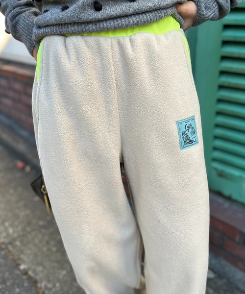 mi via loca（ミヴィアロカ）の「配色フリースボア バレルレッグカーブパンツ（スウェットパンツ・レディース・ベージュ/グレー・FREE）」の11枚目の写真
