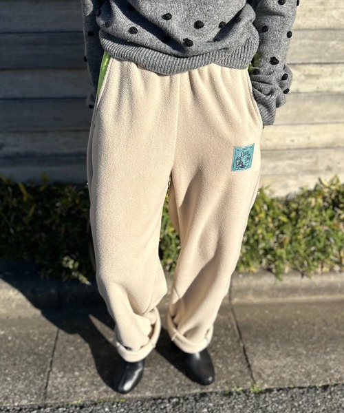 mi via loca（ミヴィアロカ）の「配色フリースボア バレルレッグカーブパンツ（スウェットパンツ・レディース・ベージュ/グレー・FREE）」の22枚目の写真