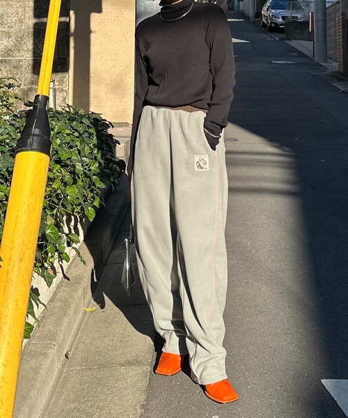 mi via loca（ミヴィアロカ）の「配色フリースボア バレルレッグカーブパンツ（スウェットパンツ・レディース・ベージュ/グレー・FREE）」の21枚目の写真