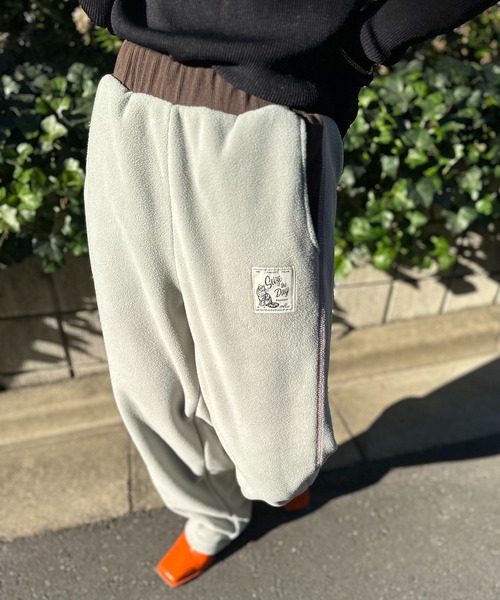 mi via loca（ミヴィアロカ）の「配色フリースボア バレルレッグカーブパンツ（スウェットパンツ・レディース・ベージュ/グレー・FREE）」の15枚目の写真