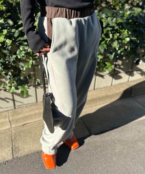 mi via loca（ミヴィアロカ）の「配色フリースボア バレルレッグカーブパンツ（スウェットパンツ・レディース・ベージュ/グレー・FREE）」の17枚目の写真