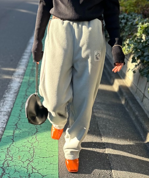 mi via loca（ミヴィアロカ）の「配色フリースボア バレルレッグカーブパンツ（スウェットパンツ・レディース・ベージュ/グレー・FREE）」の19枚目の写真