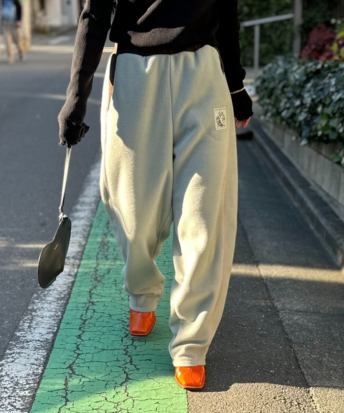 mi via loca（ミヴィアロカ）の「配色フリースボア バレルレッグカーブパンツ（スウェットパンツ・レディース・ベージュ/グレー・FREE）」の18枚目の写真