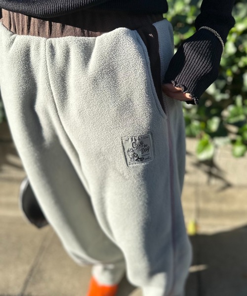 mi via loca（ミヴィアロカ）の「配色フリースボア バレルレッグカーブパンツ（スウェットパンツ・レディース・ベージュ/グレー・FREE）」の14枚目の写真