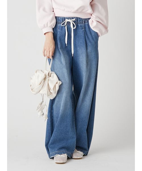 LILY BROWN（リリーブラウン）の「【WEB限定00サイズ】ワイドレッグイージーデニムパンツ（デニムパンツ・レディース・ブラック/ブルー/レッド・0/1）」の4枚目の写真