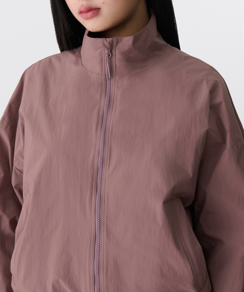 MUSINSA STANDARD WOMAN（ムシンサスタンダードウーマン）の「ウィメンズオーバーサイズハイネックウインドブレーカージャケット[レッドビン]（ナイロンジャケット・レディース・その他・SMALL/MEDIUM/LARGE/X-SMALL）」の5枚目の写真